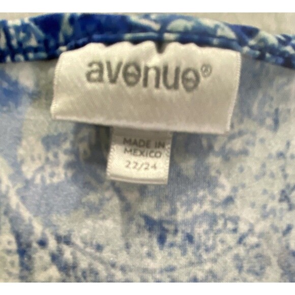 Avenue Top Tunic Plus Size 22/24 Blue White Paisley V-Neck Asymmetrical Hem Knit - Picture 2 of 8